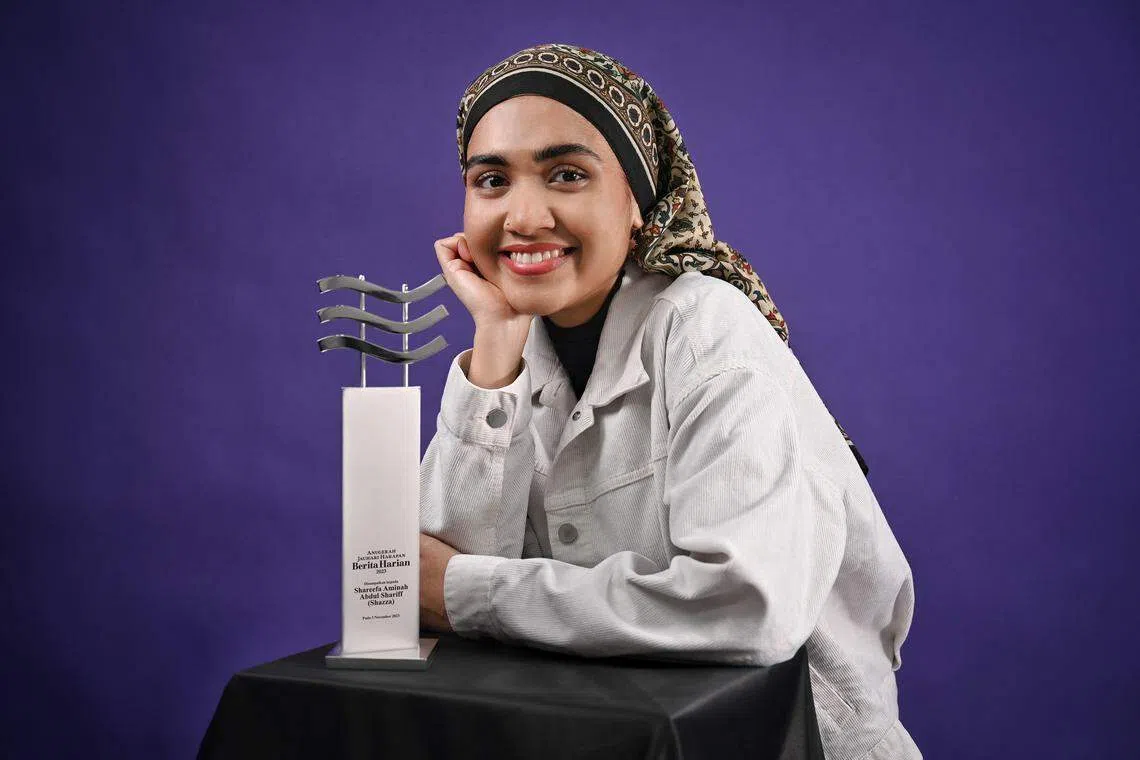 创作歌手莎扎获颁马来报《每日新闻》的杰出青年成就奖，以表彰她在音乐领域与社区的出色表现。（每日新闻）