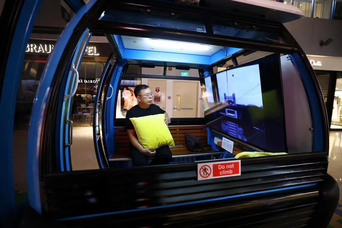 缆车配备了舒适的座椅，里头还安装电视屏幕，播放着圣淘沙缆车的旧录像。（林明顺摄）