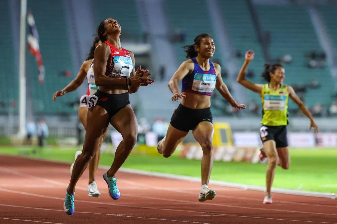 珊蒂（左一）以显著优势率先冲过终点线，跑出11.36秒的本赛季个人最佳成绩。（白艳琳摄）