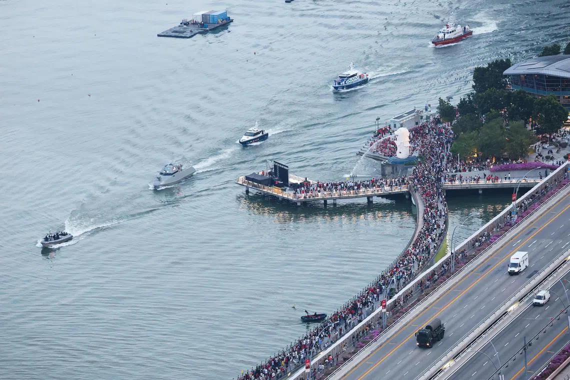 没能成功索票到政府大厦前大草场观礼的公众，聚集在滨海湾一带的鱼尾狮公园，眼前的画面同样精彩。海上航行环节中，来自新加坡海军、警察部队、民防部队和海事及港务管理局的五艘舰艇依次亮相。（蔡家增摄）
