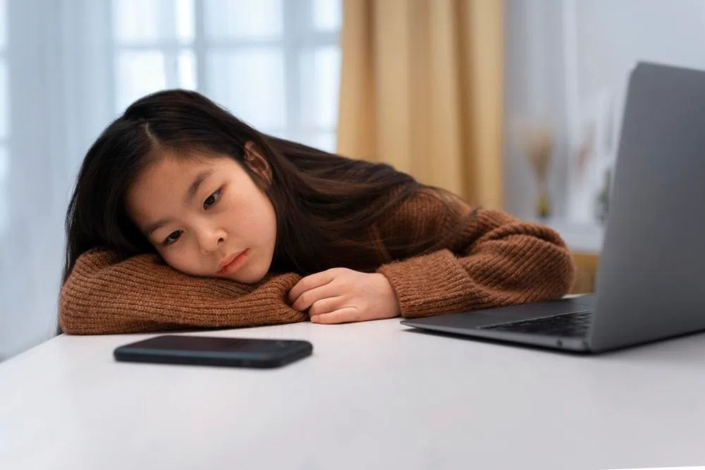 每天使用社媒超过五小时的15岁女孩，生活满意度低于同龄使用社媒时间较少的女孩。（Freepik）