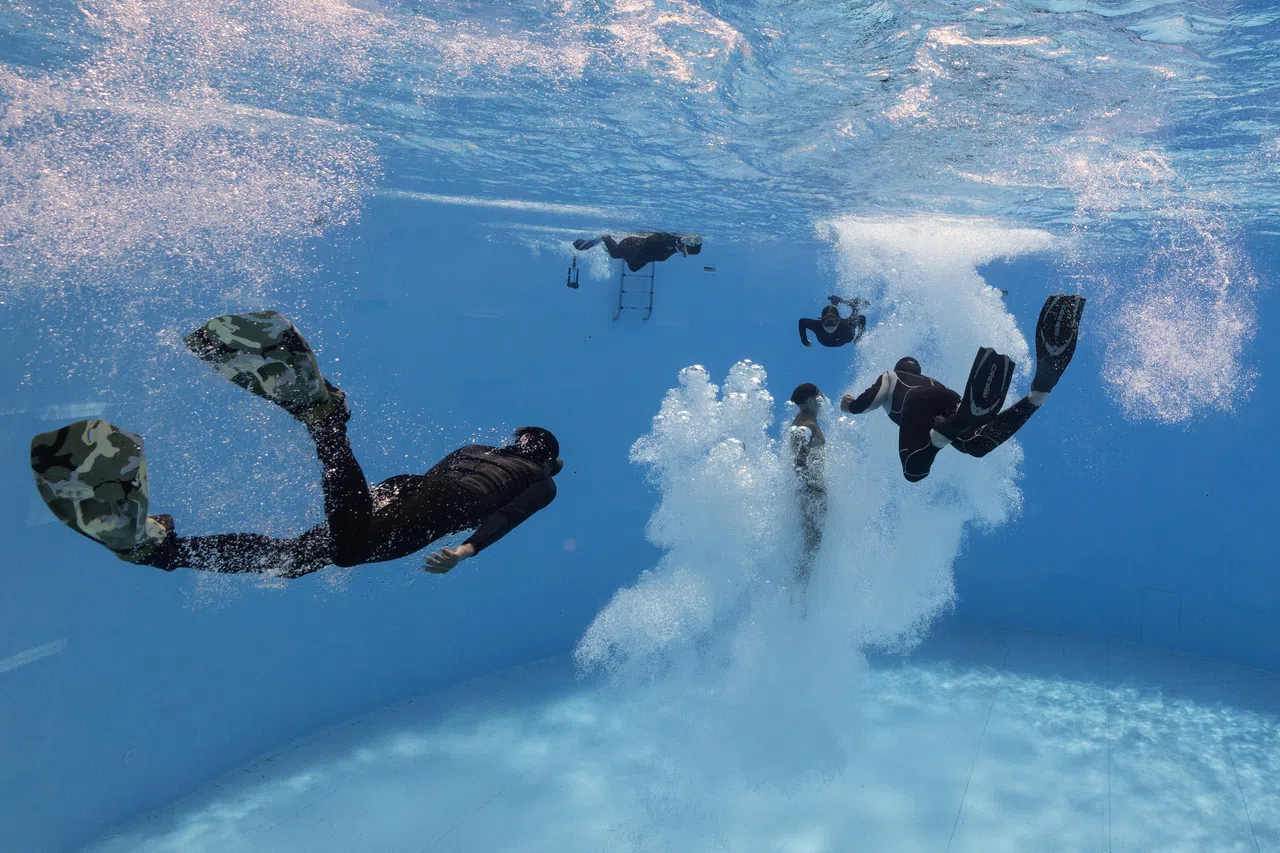 费多托夫以错误的姿势入水，救生员立即潜水协助。（路透社）