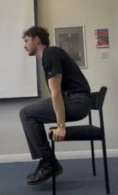 英国基尔大学的研究员安排受试者做椅子伏地挺身，看他们能够维持这个姿势多久。（取自研究报告）