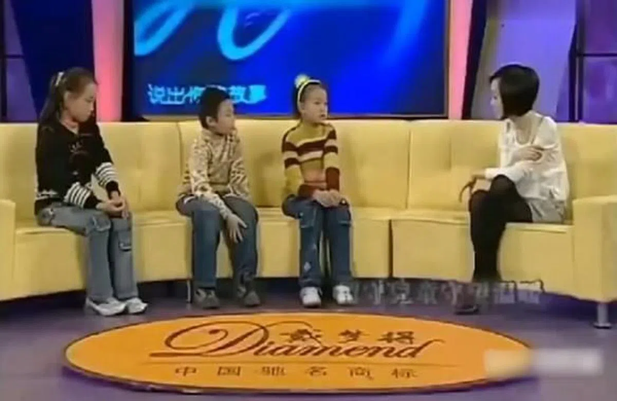 鲁豫（右一）曾在节目中问贫困山区小孩为什么不吃肉。（视频截图）