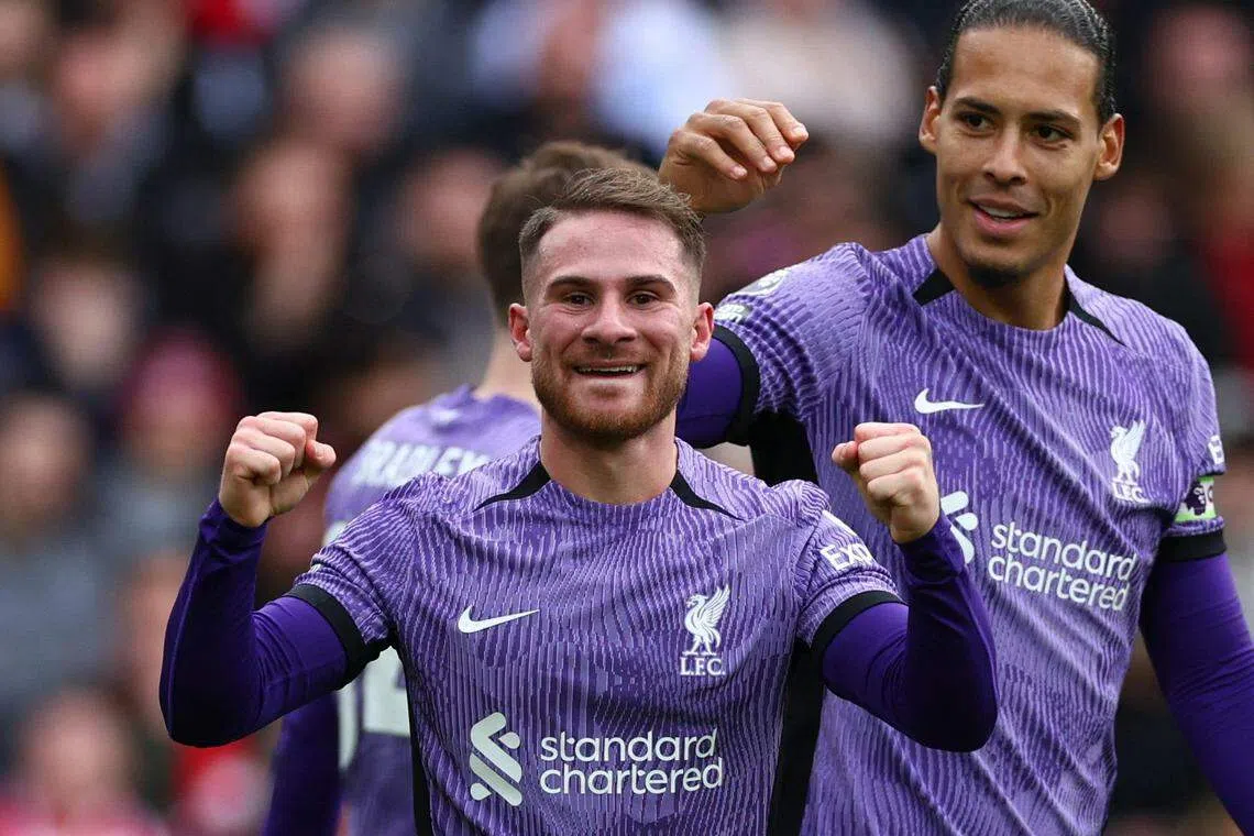 麦卡利斯特进球后，对着镜头摆出紧握双拳的动作。（路透社）