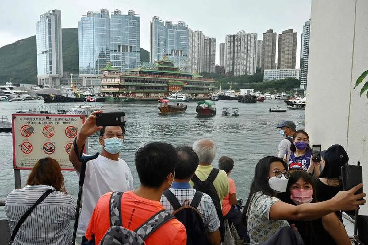 珍宝海鲜舫6月14日正式被拖离香港仔避风塘，当天有不少市民前去送别、打卡，记录这座标志性海上餐厅在香港最后的身影。（法新社）