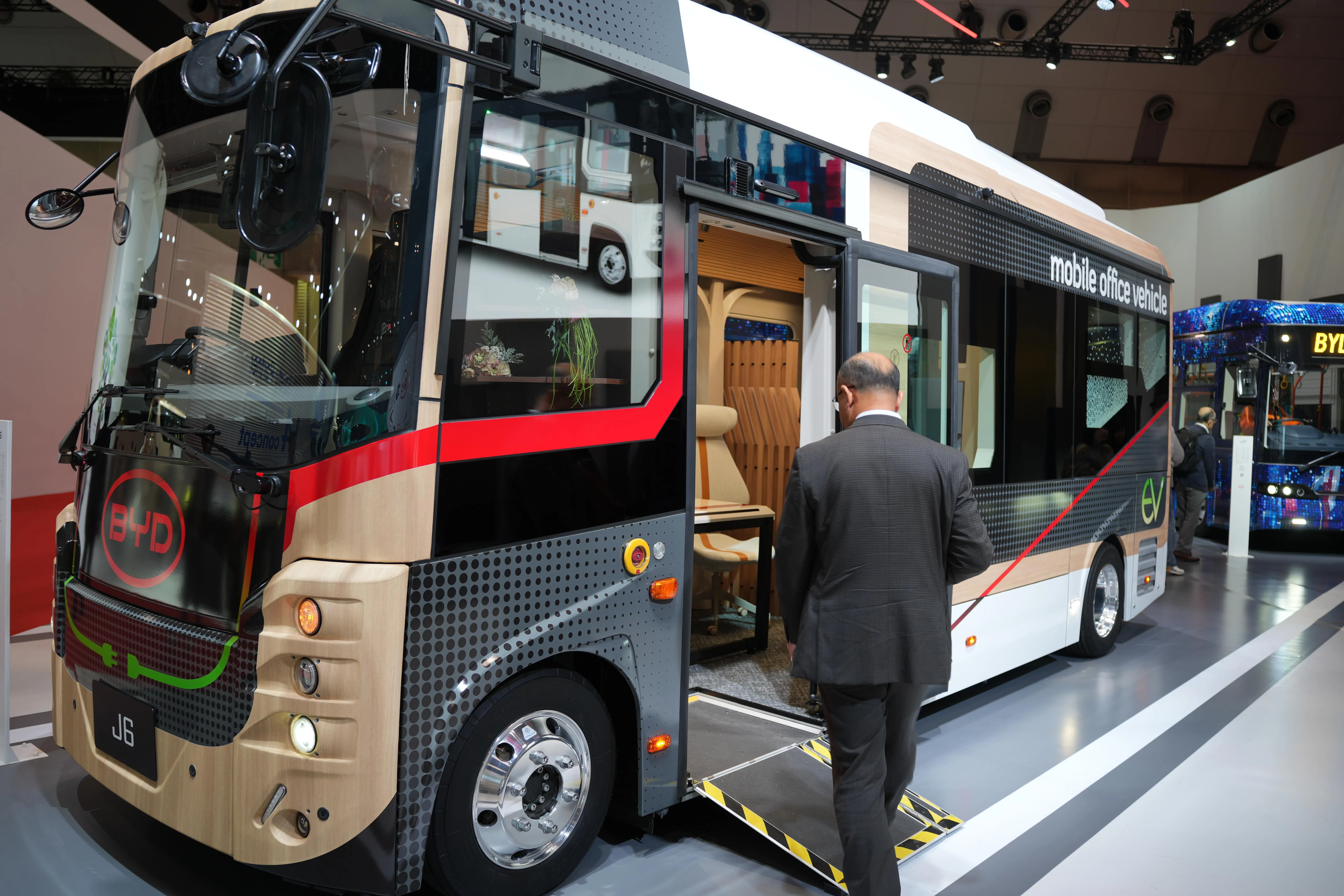 10月31日，在日本东京移动出行展上，参观者登上比亚迪J6电动巴士参观。（新华社）