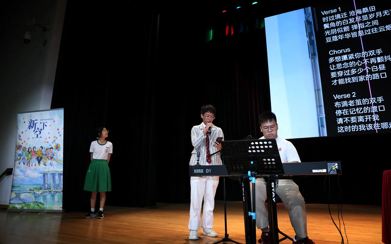 颜永成学校的姚南西（左）与王启涵（中）一起上台呈现作品。（龙国雄摄）