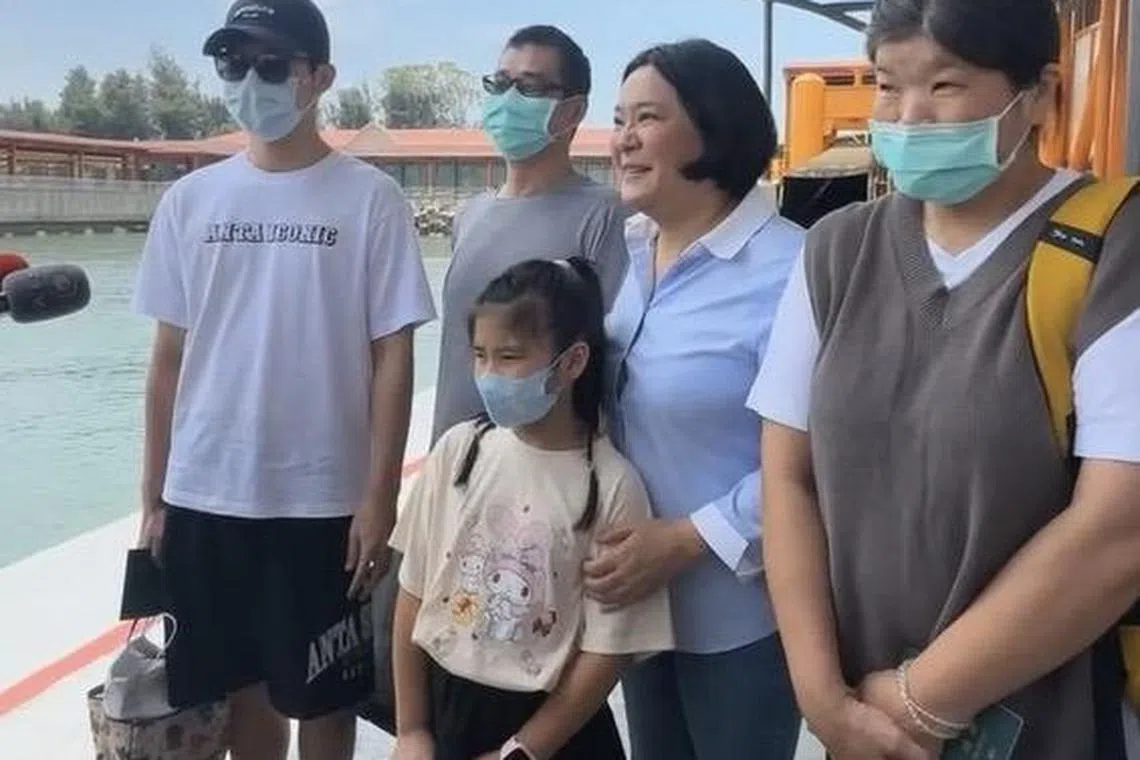 3月漂流至中国大陆的金门胡姓钓客（左一），因获救时被发现具有军人身分，遭扣留调查近五个月后， 8月7日获释。国民党籍金门立法委员陈玉珍（左四） 当天陪同胡姓男子家属，搭乘小三通船只， 赴大陆将胡姓男子接回金门。（翻摄自陈玉珍脸书）