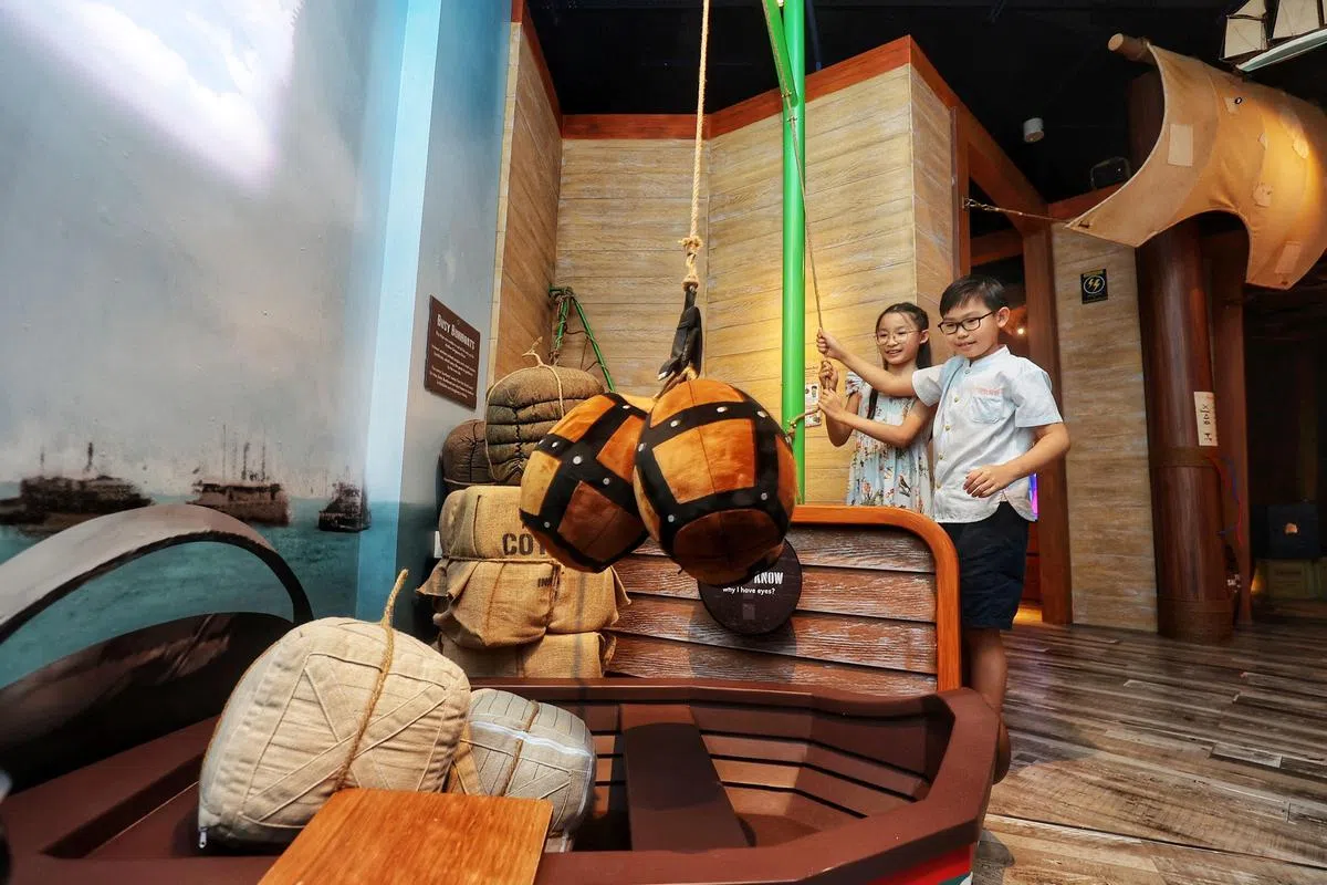 第二展厅特别仿造一个船舱，让孩童体会当年先辈乘船来新加坡的艰辛旅程。（萧紫薇摄）