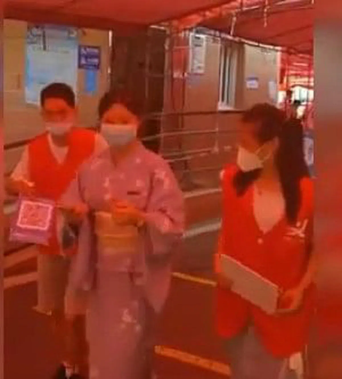 厦门一女子穿和服做核酸检测被志愿者劝退的视频昨天在网上热传，也引发网民讨论。（视频截取）