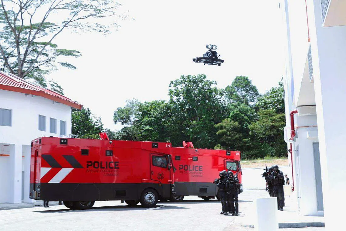 第一视角无人机率先探路，进入危险区域。（蔡家增摄）