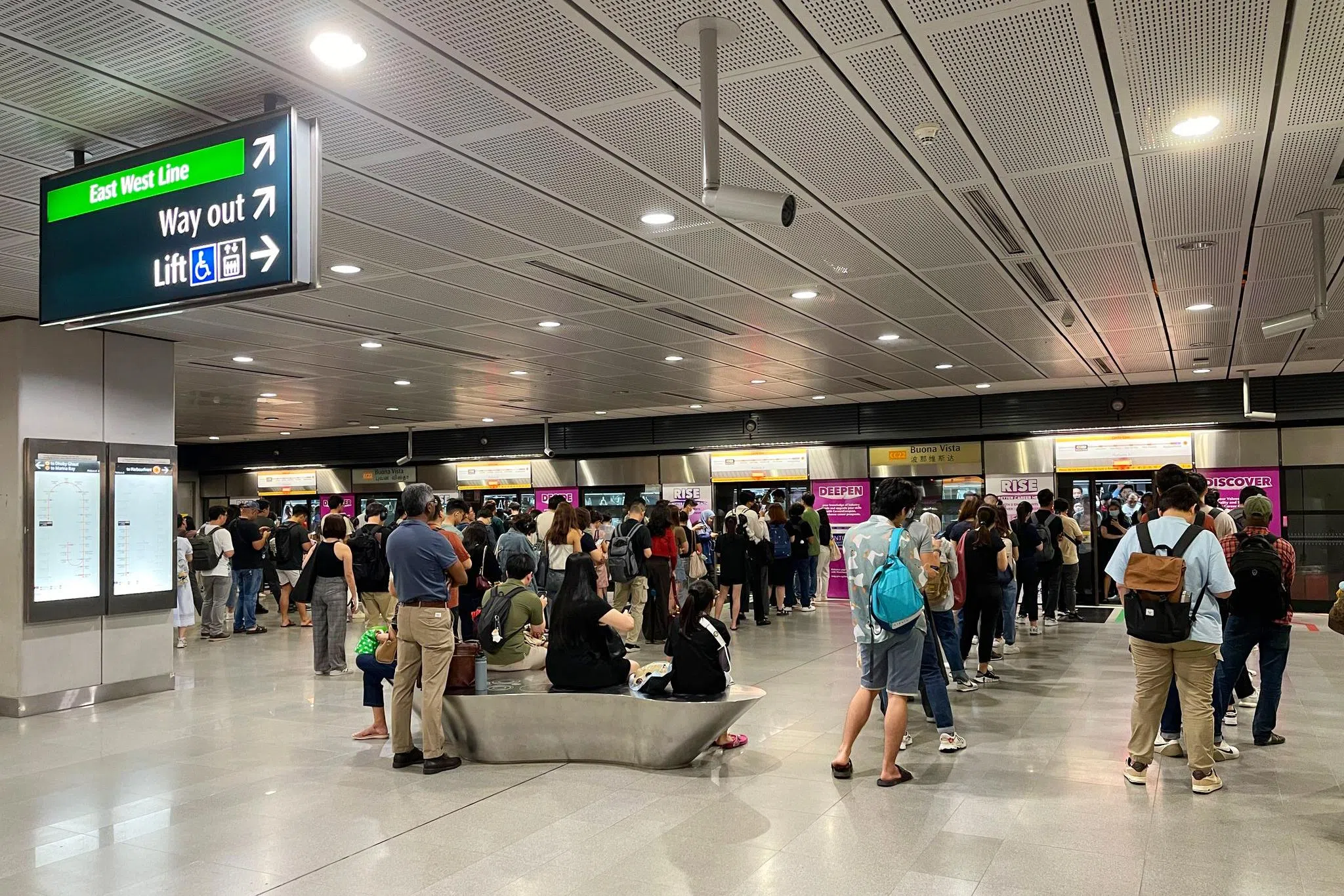 图为波那维斯达站早上9时16分的情况。据读者观察，等候地铁的人潮已减少，大概等两三趟就能搭上列车。（读者提供）