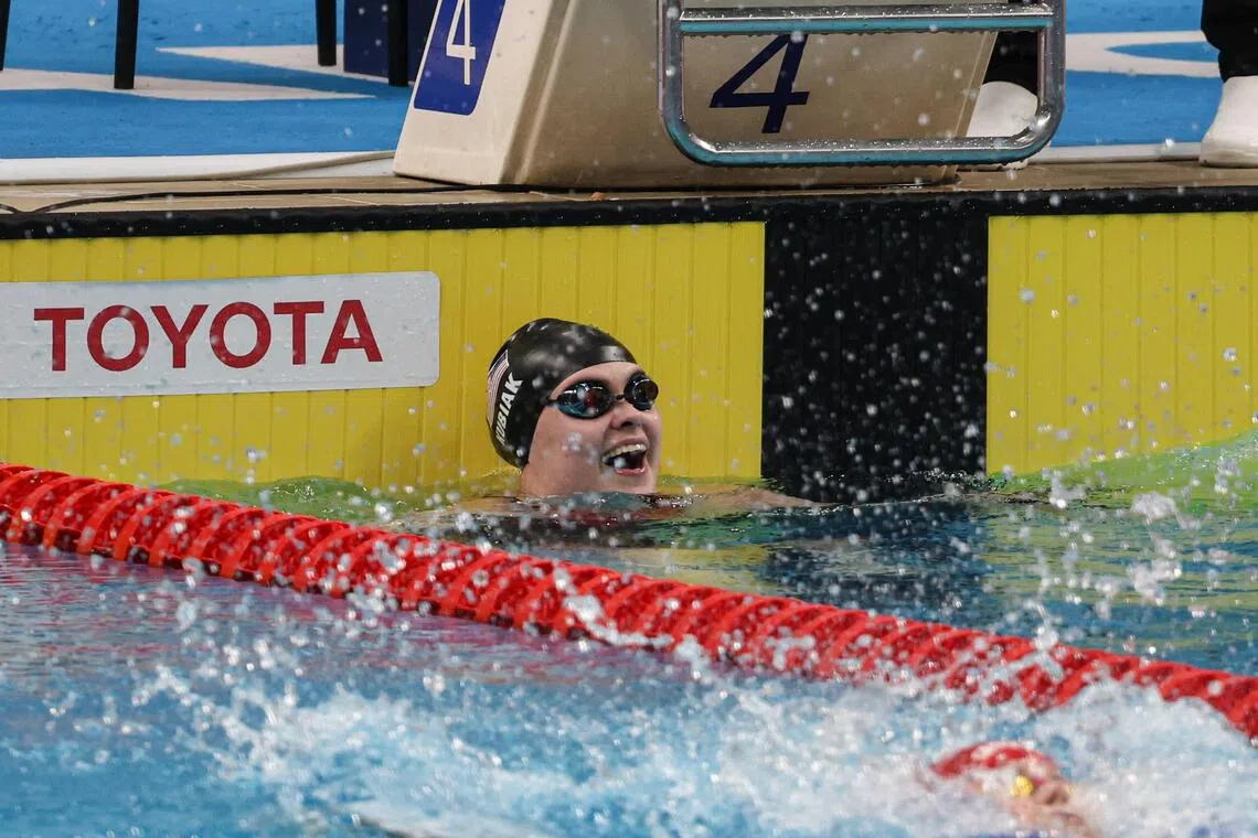 凯蒂在女子S4级50米仰泳决赛打破世界纪录后兴奋庆祝。（关俊威摄）