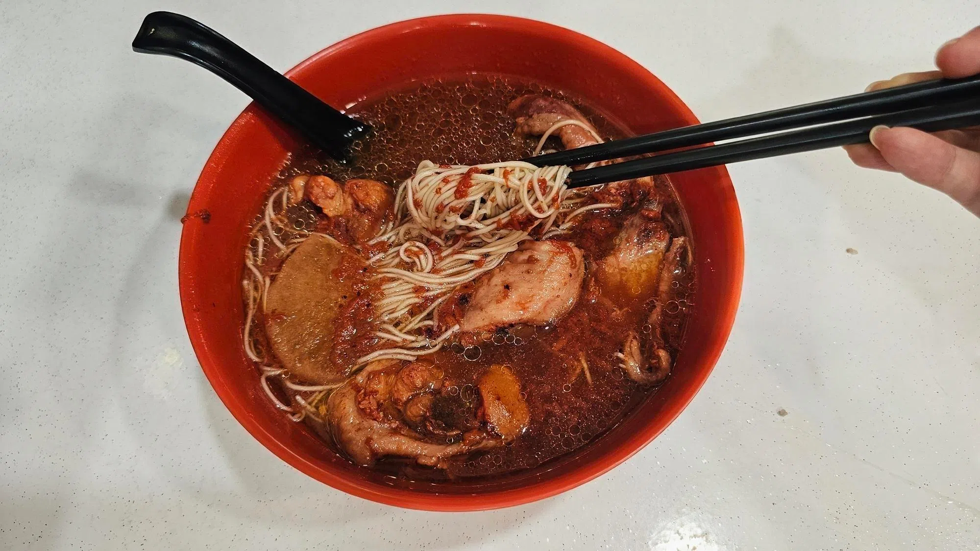 传统福州红糟鸡面线，酒香迷人。（黄亿敏摄）