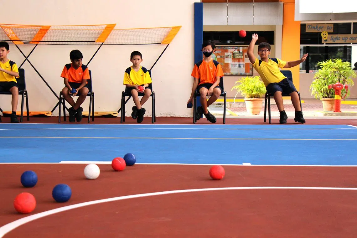 大智小学的学生们尝试硬地滚球项目。（大智小学提供）