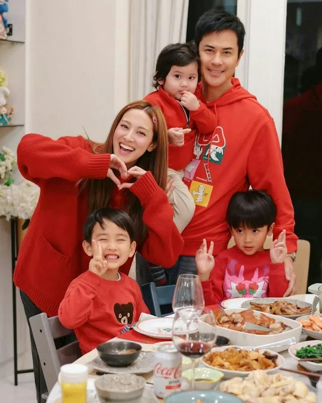 郑嘉颖（手抱孩子）与陈凯琳一家五口美满幸福。（取自艺人Instagram）