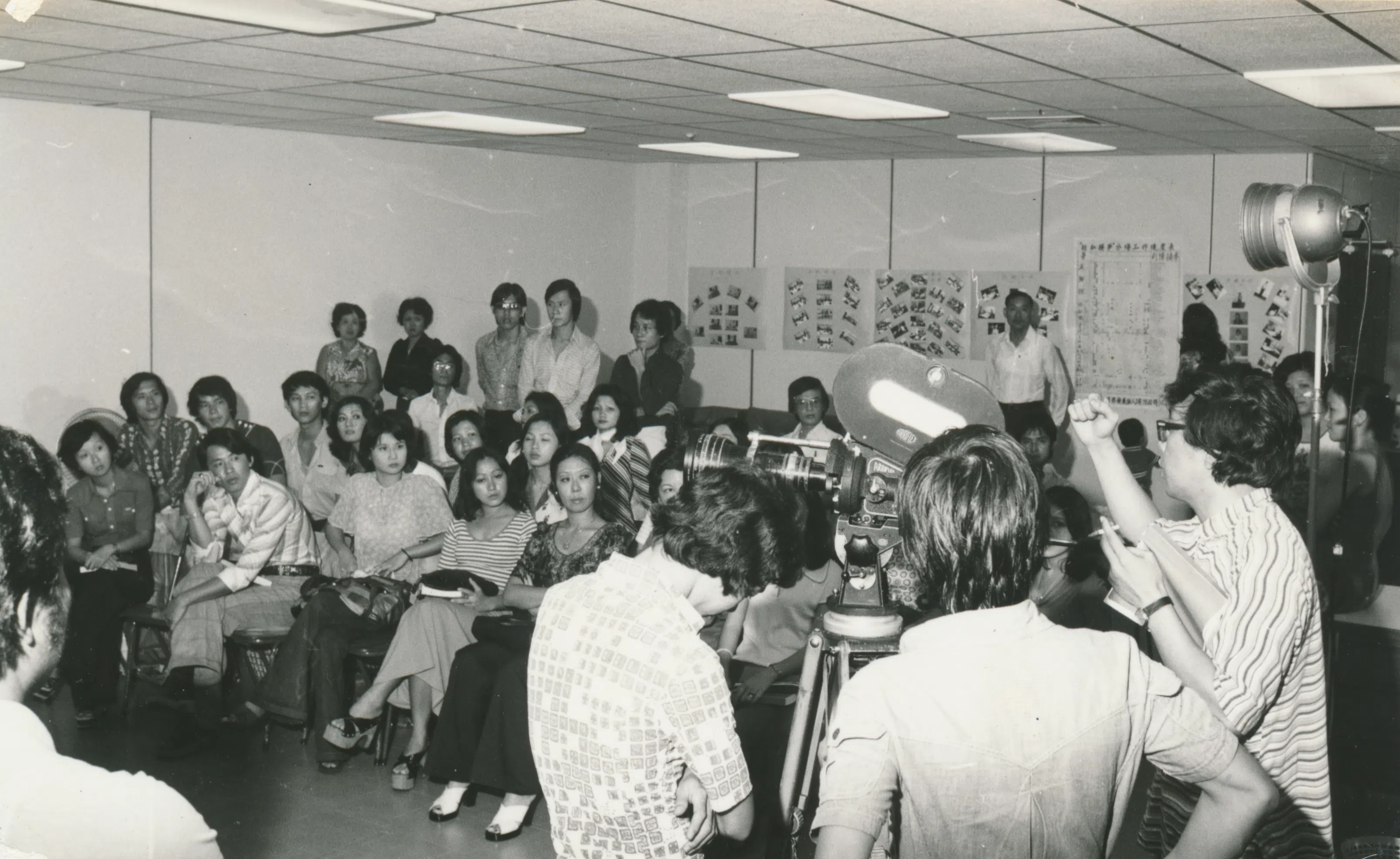 邱刚健（右一）指导演员怎么面对镜头演戏。（彭泰彰提供）