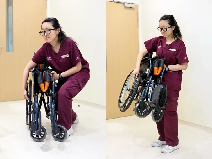 抬起轮椅的正确做法：先弯曲膝盖，让上半身贴近轮椅。（龙国雄摄）