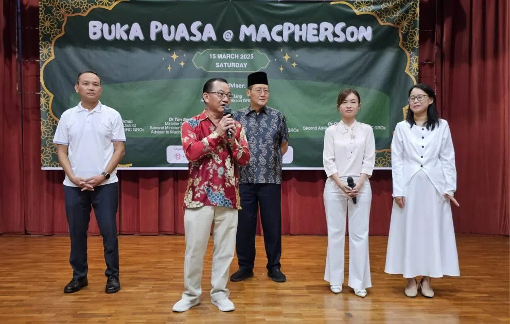 马林百列集选区议员、国会议长谢健平（左二），星期天（3月16日）在脸书上载一张他和另外四人的合照，照片中可以看到麦波申区议员陈佩玲（右二）和马林百列集选区基层组织第二顾问朱佩玲（右一）。其他马林百列集选区议员是人力部长兼贸工部第二部长陈诗龙医生（中），以及东南区市长阀米（左一）。 这不禁让人猜测马林百列—布莱德岭集选区行动党团队已见雏形。（取自谢健平脸书）