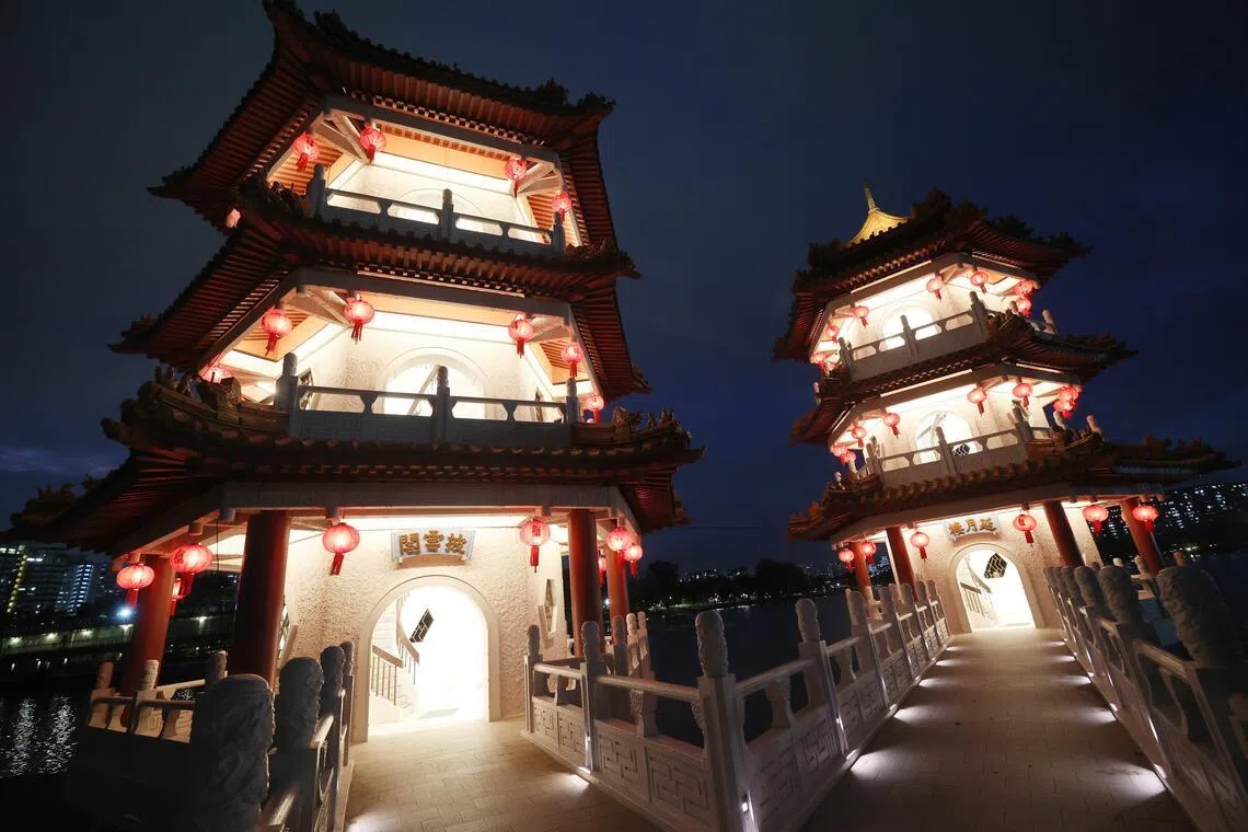 大红灯笼高高挂，入夜的云月双塔，让人流连忘返。（蔡家增摄）