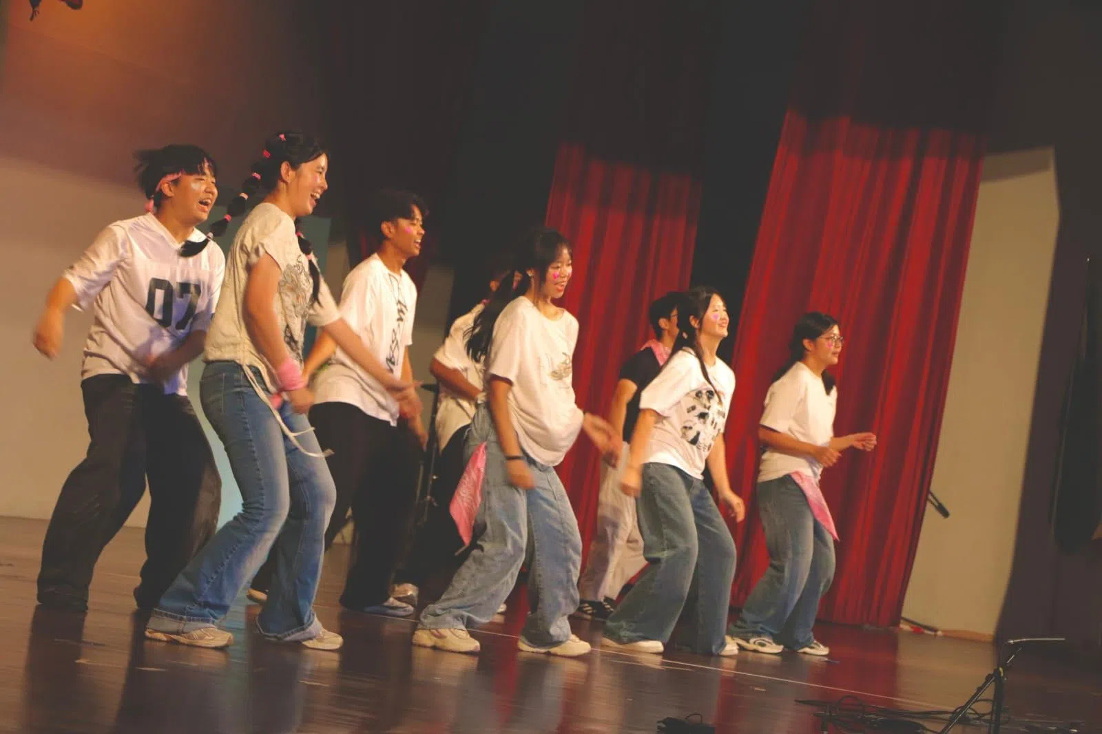 学生会迎新筹委会（O’comm）带来热门歌曲表演，为迎新庆典点燃全场气氛。（淡初摄影社提供）