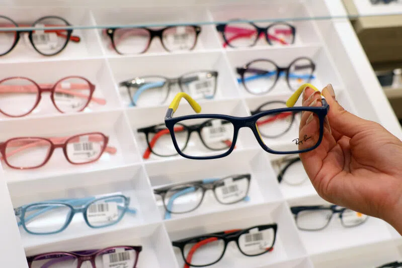 眼科医生提醒，不是每个人都适合用市场上买来的老花眼镜。（梁麒麟摄）