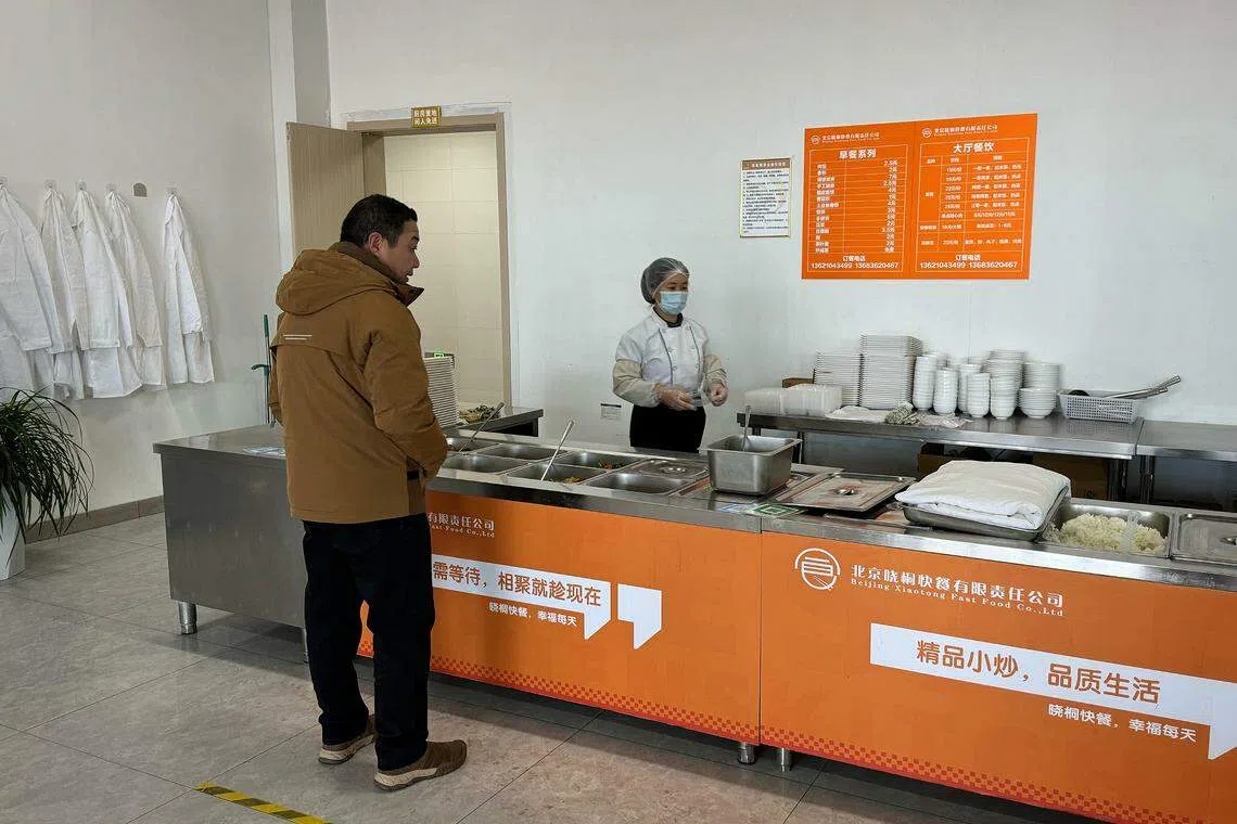 金盏七彩家园属于保障性住房，除了低廉的租金，食堂的食物价格也较便宜，一荤一素只要15元人民币。（黄小芳摄）