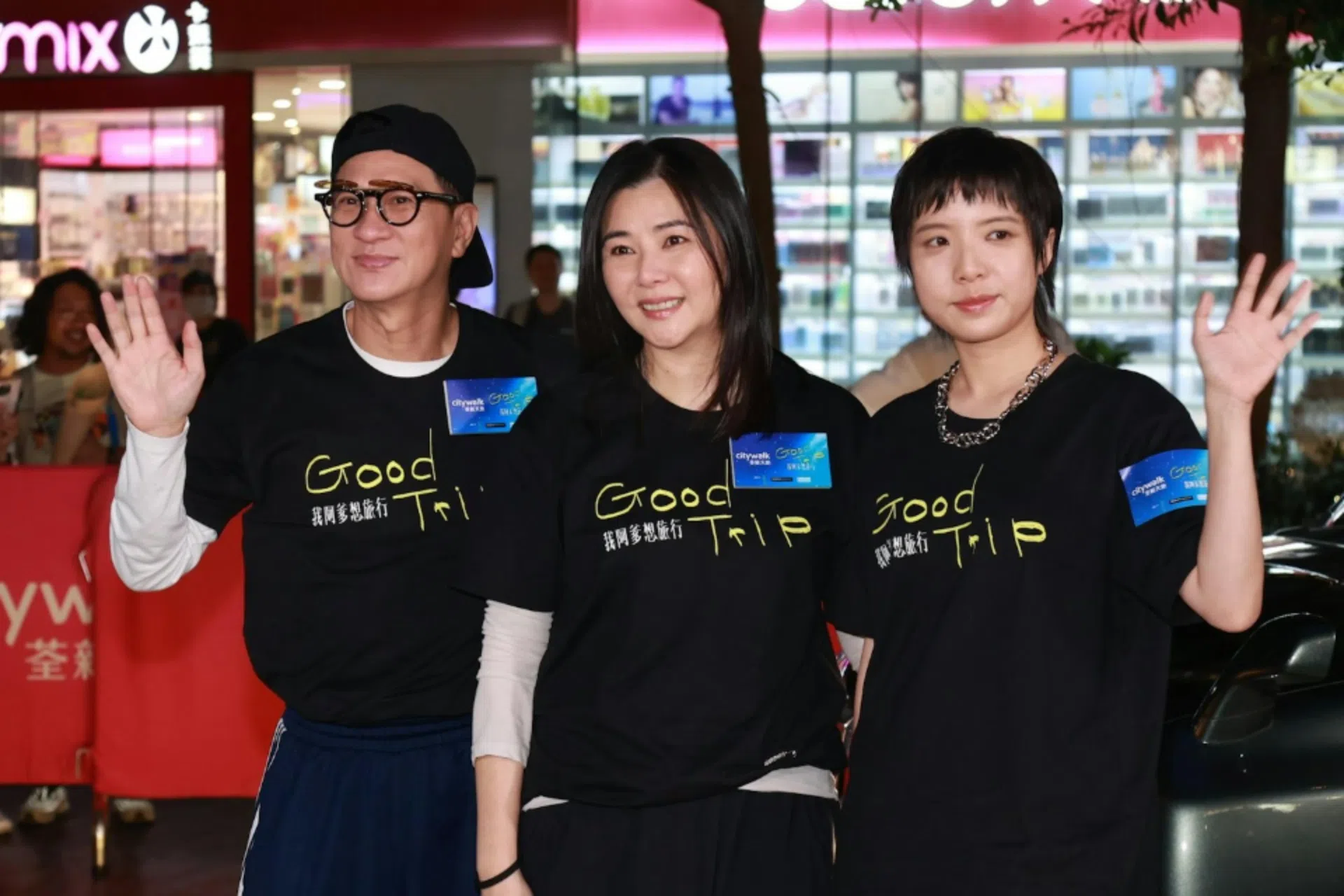时隔19年后，蒙嘉慧（中）终于复出，与张家辉（左）及金马影后钟雪莹主演电影《我阿爹想旅行》。（互联网）