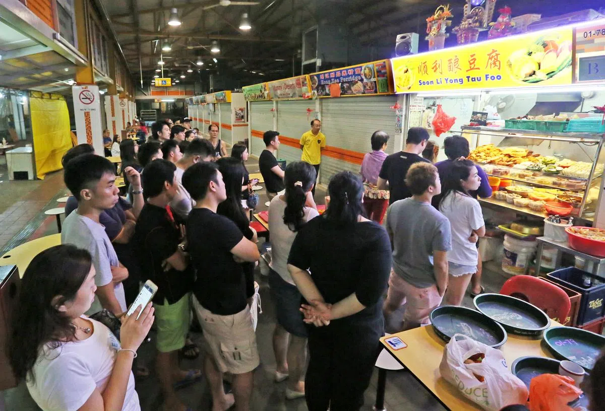 位于红山景熟食中心的这个酿豆腐摊，在疫情前生意红火，经常出现排队人龙。（档案照）