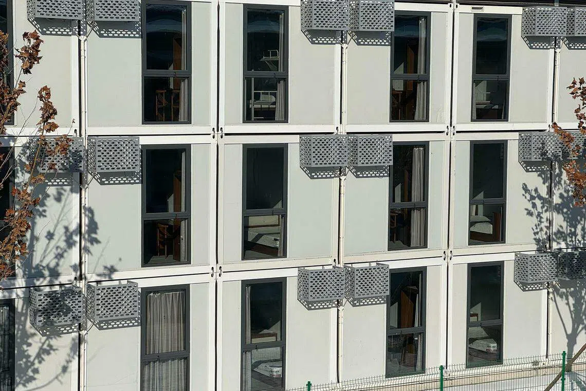 金盏七彩家园目前入住率只有约十分之一，不少楼栋仍完全空置，空房间里摆着崭新的家具。（黄小芳摄）