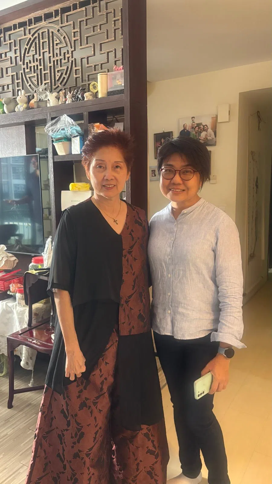 严众莲在她榜鹅公寓的住家内完成主要采访拍摄后，与编导林琬绯合影。（严众莲提供）