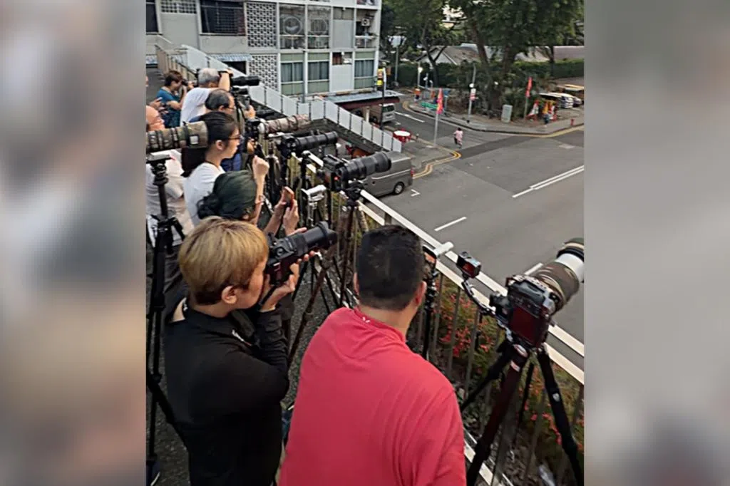 数十摄影师芽笼天桥守候 捕捉朝阳罕见瞬间
