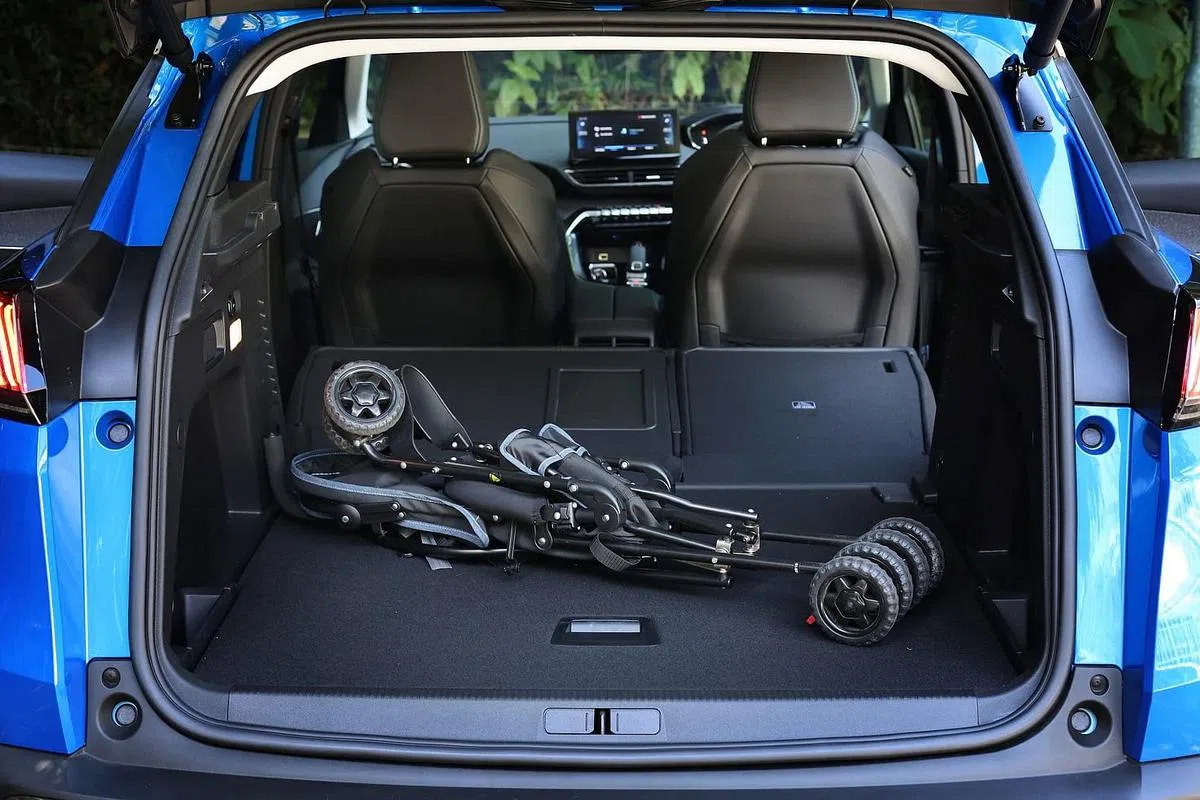 收折后排座椅之后，车子载物空间达到1580公升。（龙国雄摄）