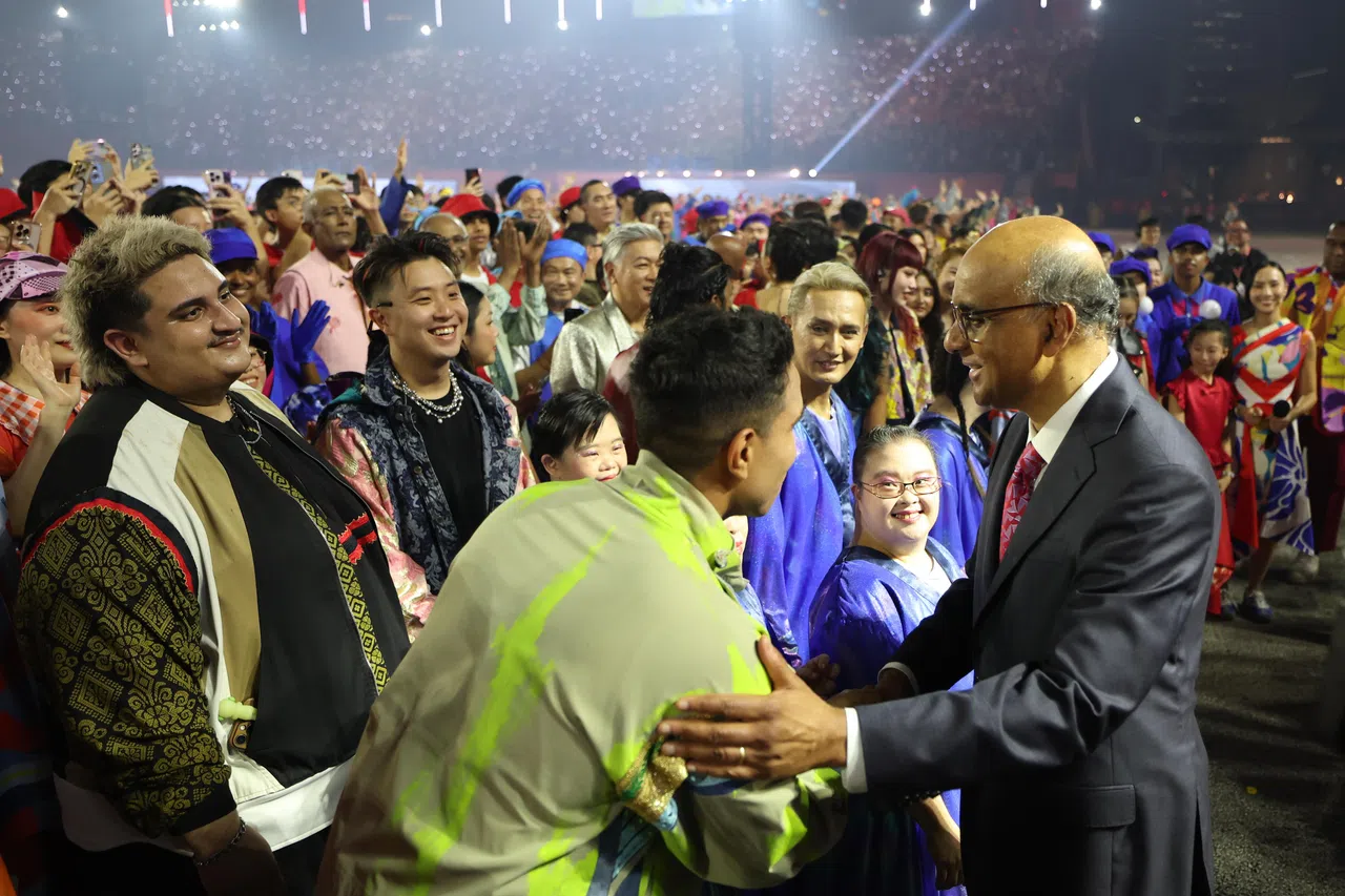 一晚精彩的演出圆满落幕，尚达曼总统（右）离场前走入表演者队伍，与他们亲切互动，感谢他们的全情付出。（林明顺摄）