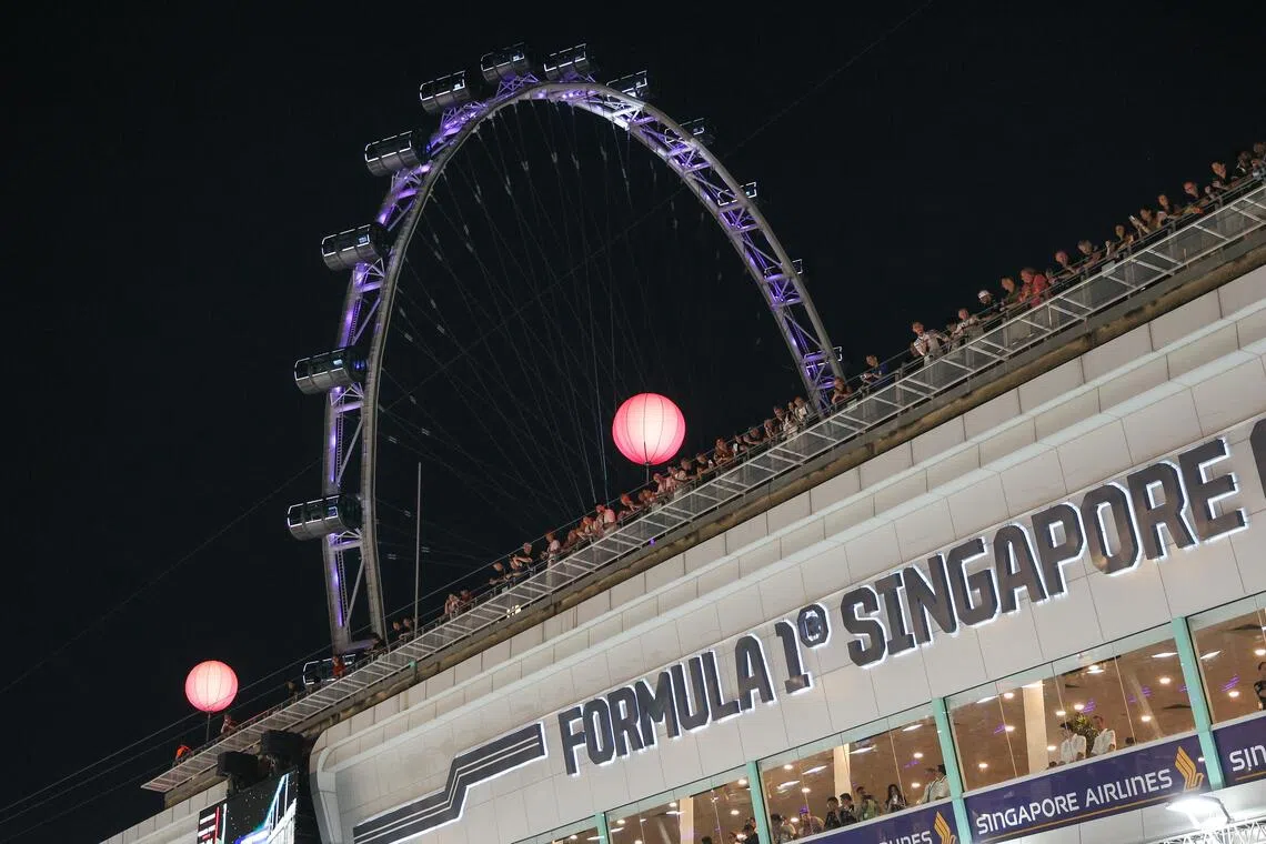 在新加坡摩天轮上可以俯瞰整个赛道，也是大奖赛的完美装饰。（张俊杰摄）