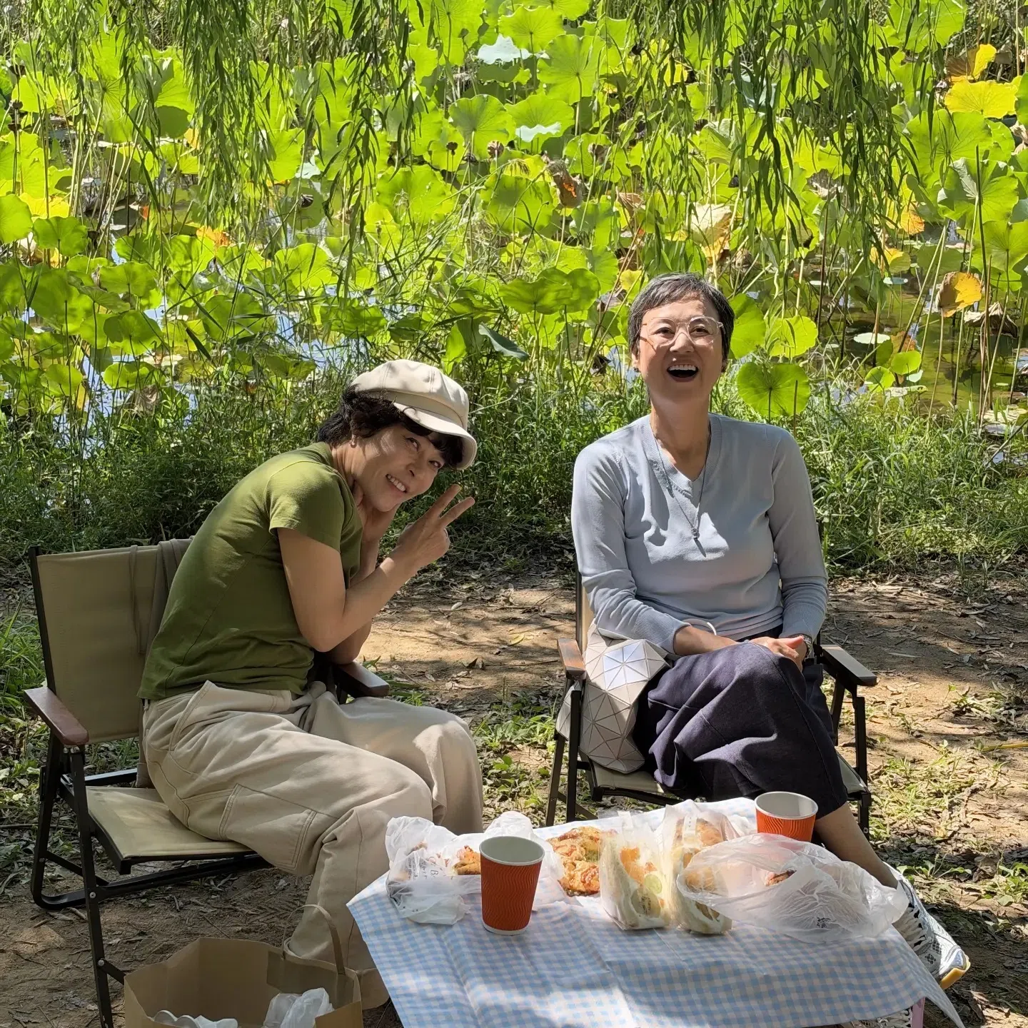 赵惠莲（左）最近与朴美善在户外享受悠闲时光。（取自赵惠莲IG）