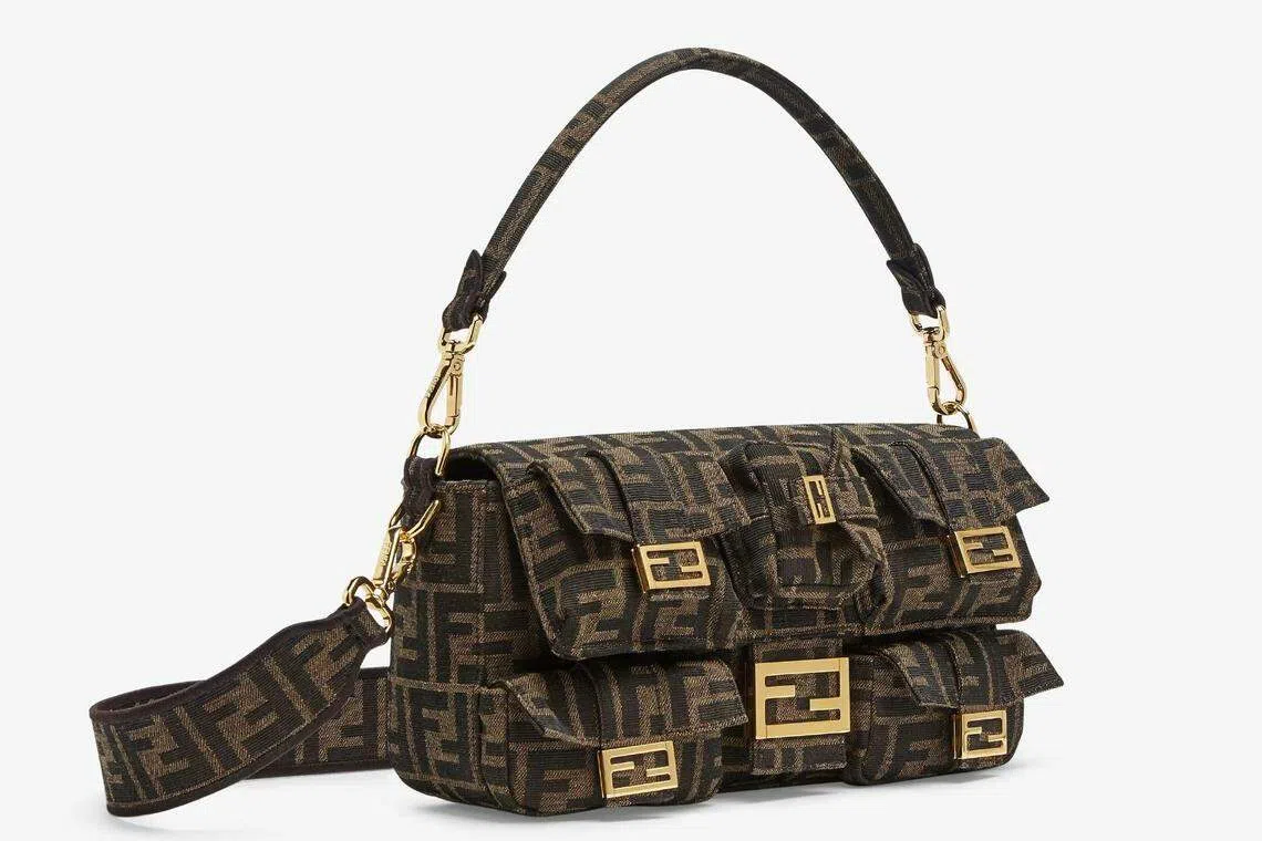 Fendi的工装包外有好几个小包袋。（取自Fendi.com）