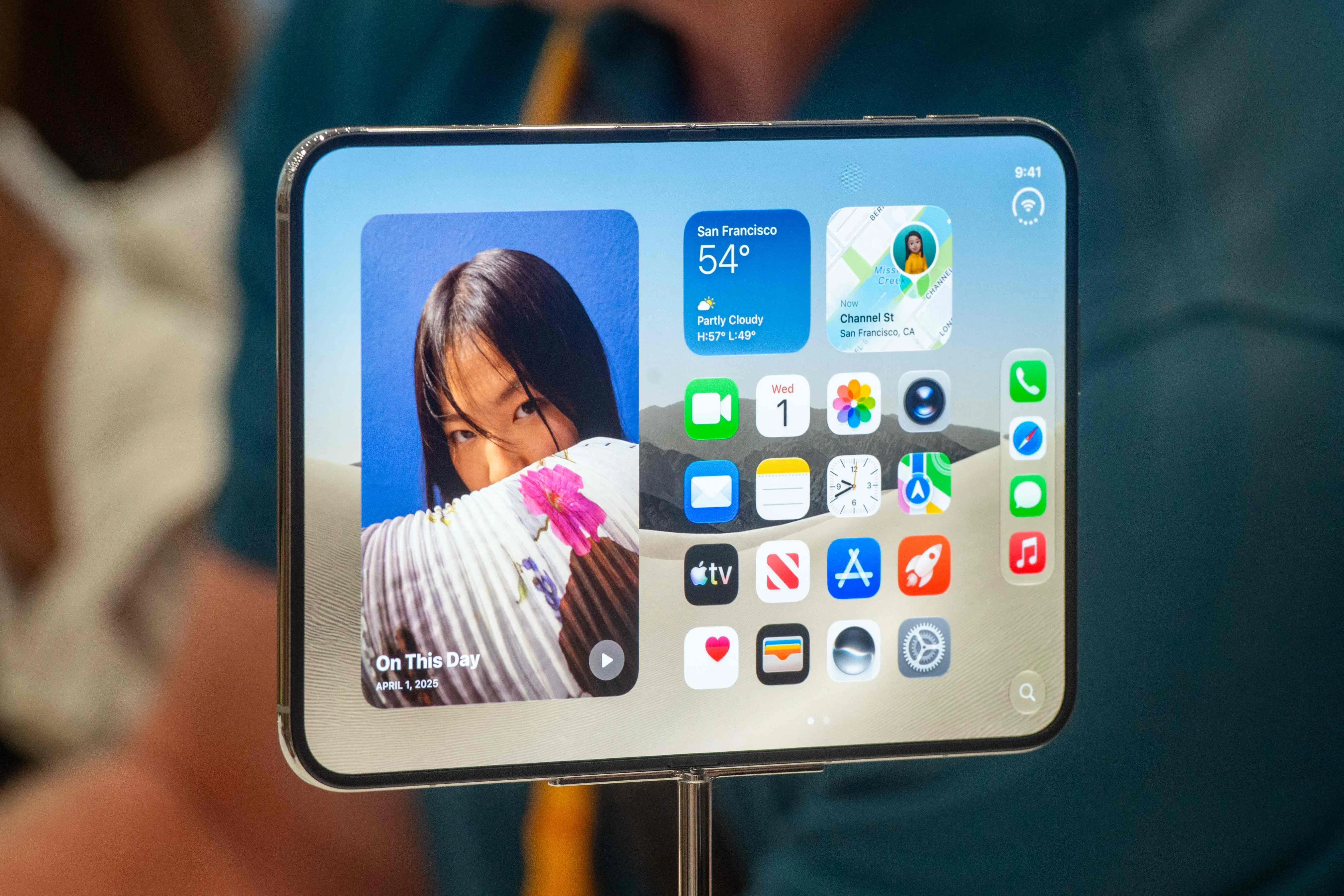 iPhone Duo展开后是一块7.6英寸显示屏。（法新社）