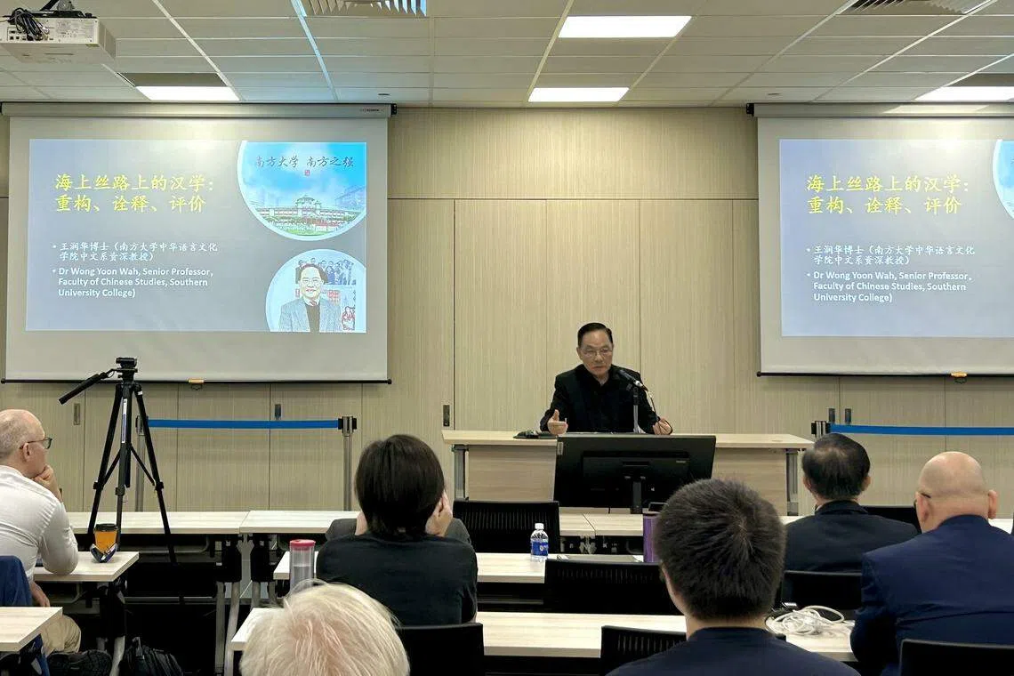 王润华教授鼓励学者整合东西方文献和资料，重写完整的海上丝路汉学。（国大中文系提供）