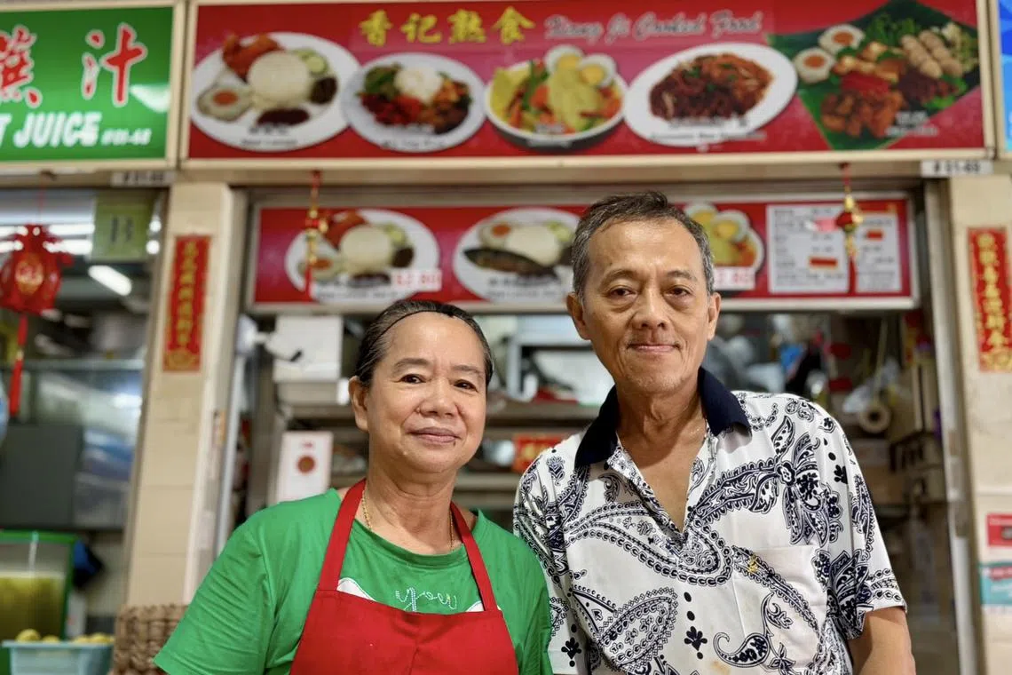 王惠香与丈夫高泉福以邻居传授的娘惹秘方制作椰浆饭和隆冬，深受食客欢迎。（萧康达摄）