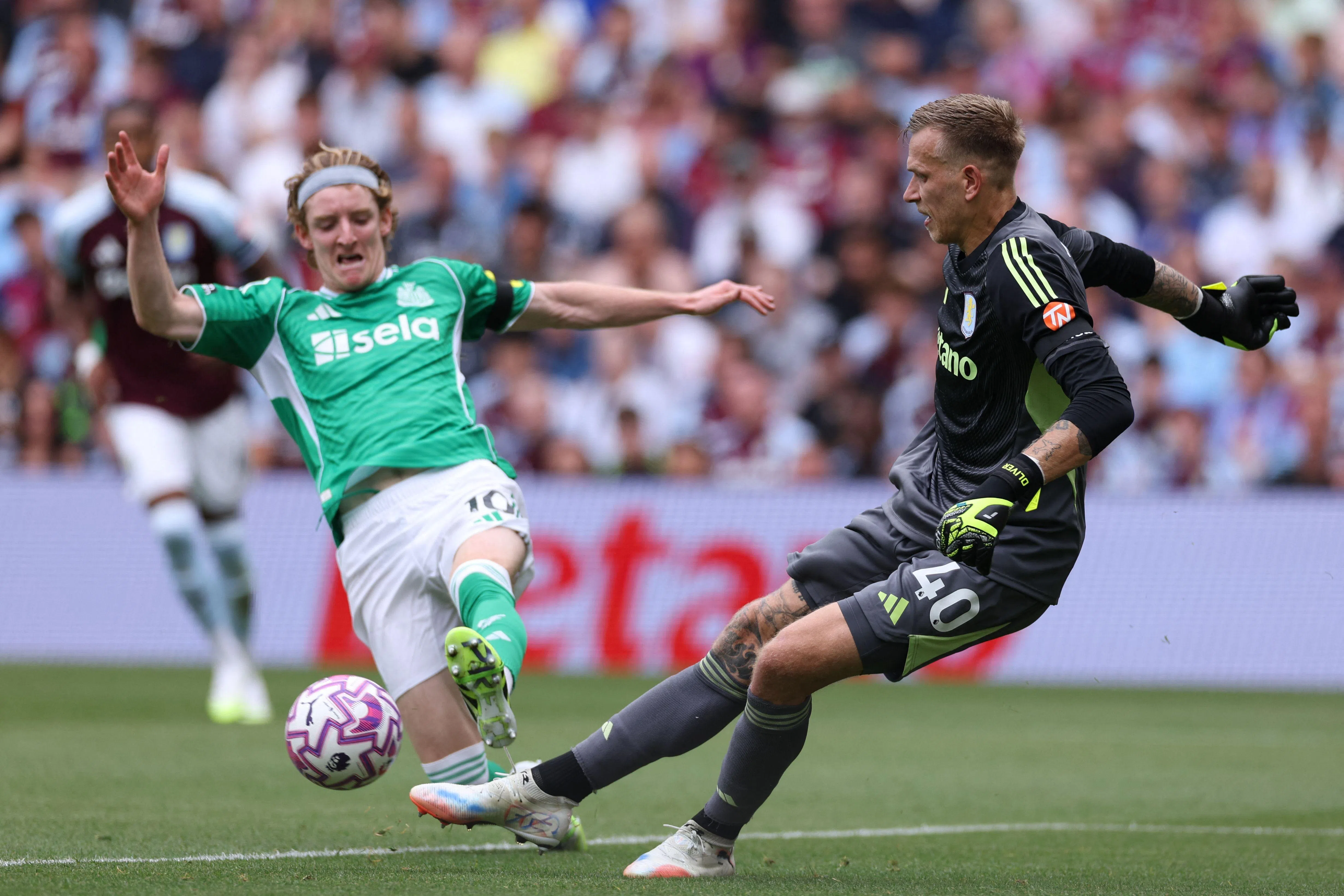 喜鹊本仗好几次威胁性射门都被维拉的新门将比佐特（右）化险为夷。（法新社）