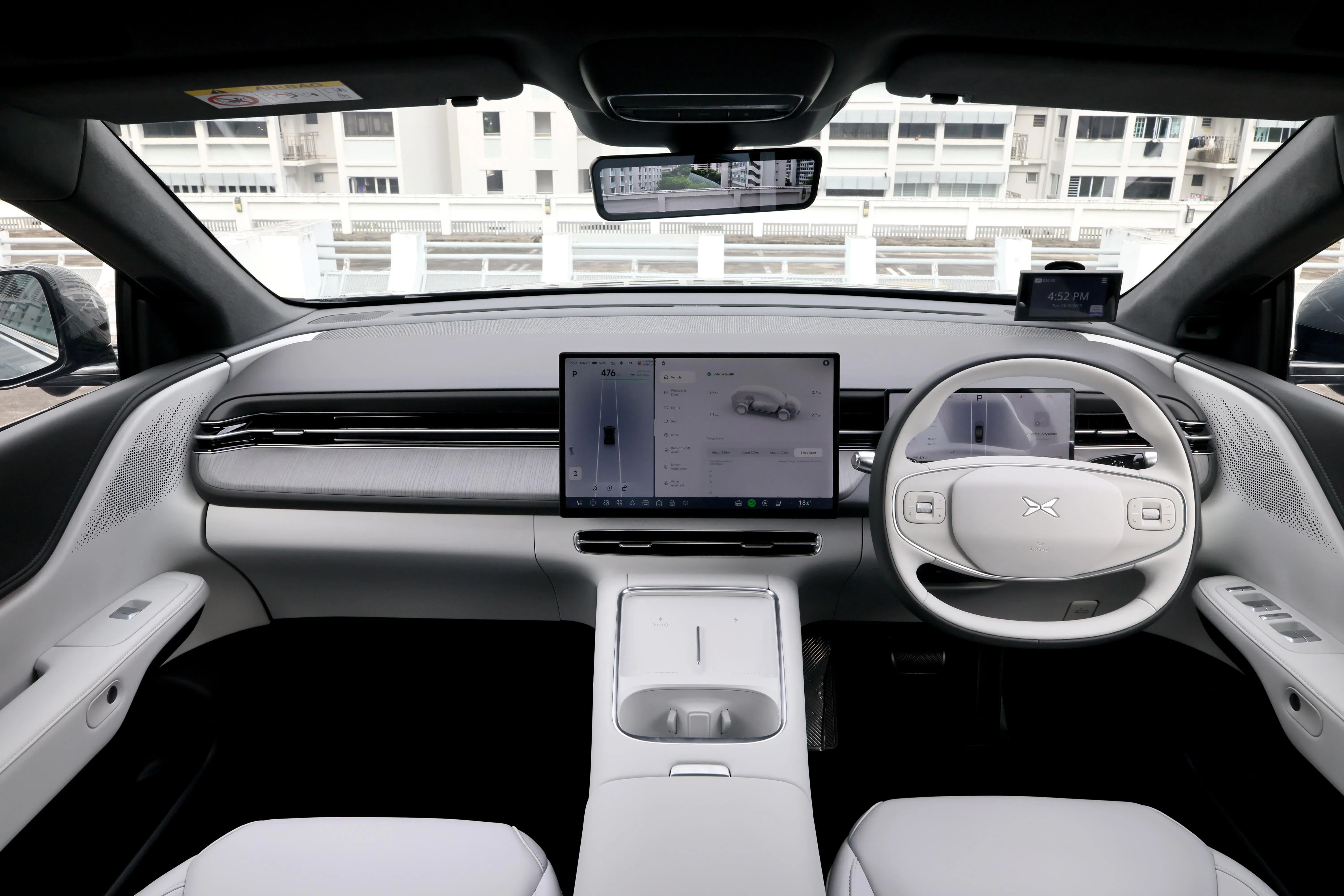 车内大量使用柔软材质，手感舒适。（龙国雄摄）