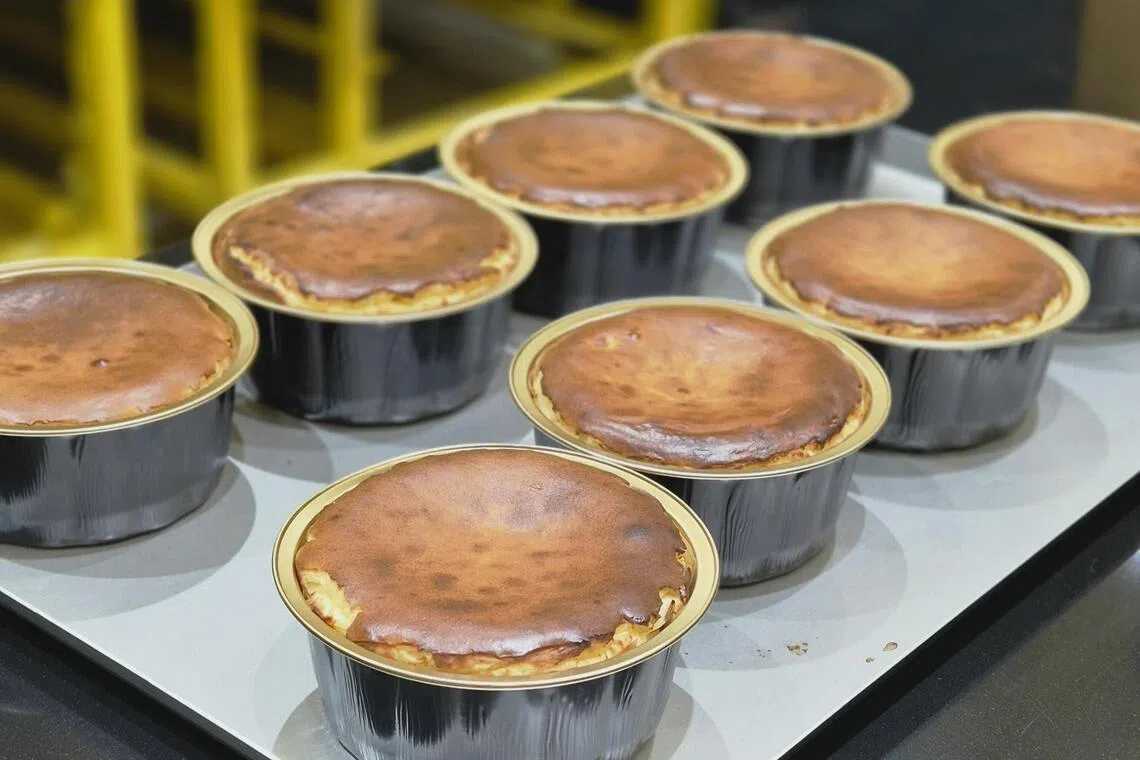 新鲜出炉的巴斯克芝士蛋糕温热流心，可体验从热乎到常温的不同质感。（陈爱薇摄）