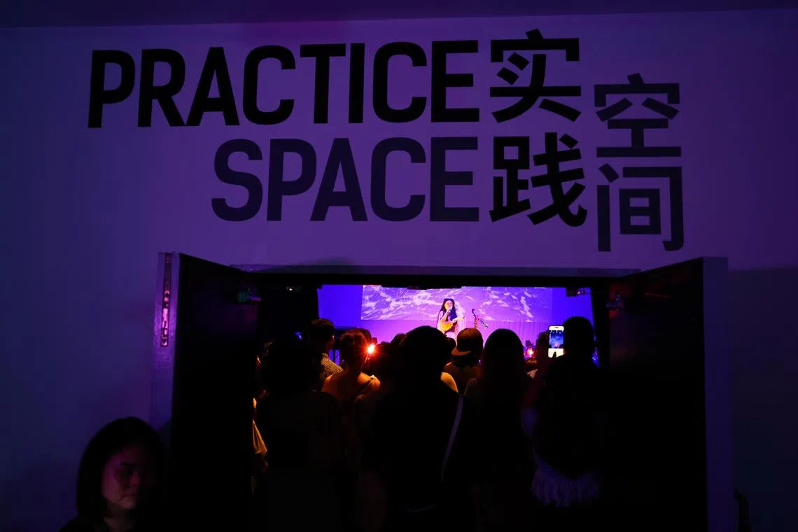 新加坡仲夏夜空的最后一夜，原为黑箱剧场的实践空间，摇身变为歌舞厅。（龙国雄摄）