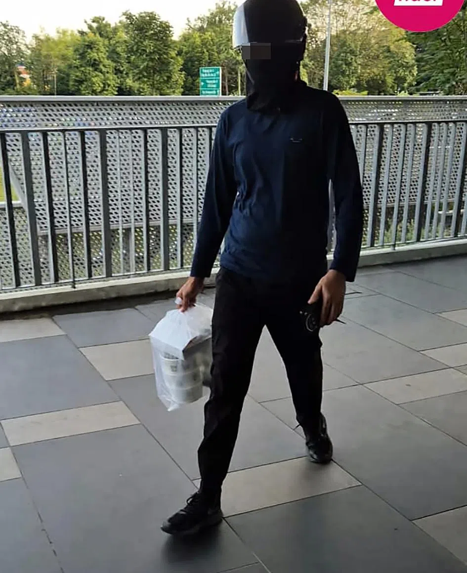 林姓送餐员说，他在取餐时上前询问一名可疑送餐员，结果对方不仅不回答，还连车都抛下就跑了。（受访者提供）