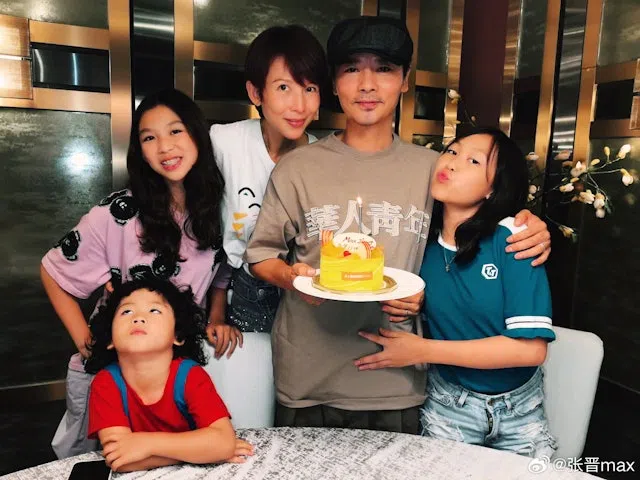 蔡少芬（中）和张晋（右二）一家五口生活幸福。（取自艺人微博）