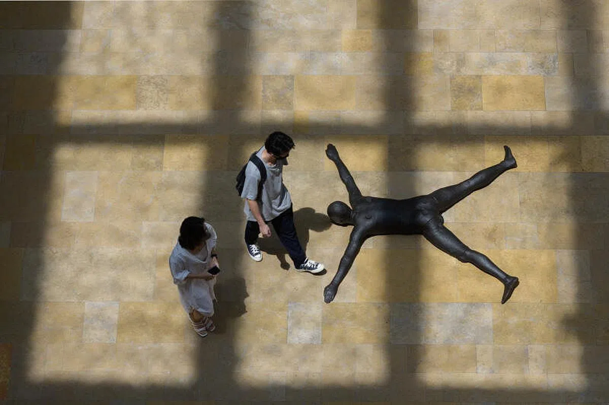 新加坡国家美术馆入口处的铸铁雕塑《靠近V》。（国家美术馆提供）