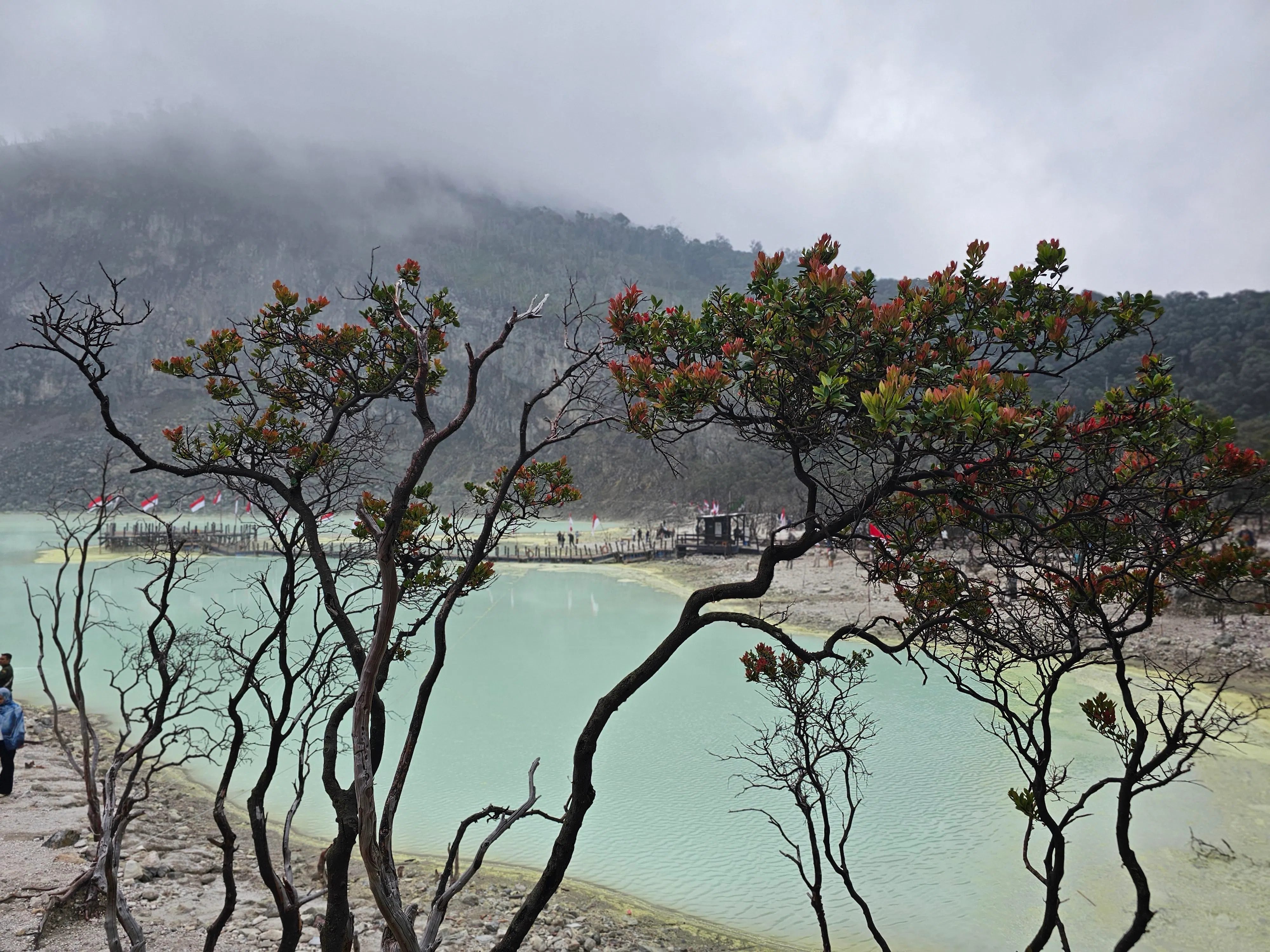 建议参加一日游，轻松游览卡瓦普提火山湖。（莞尔摄）