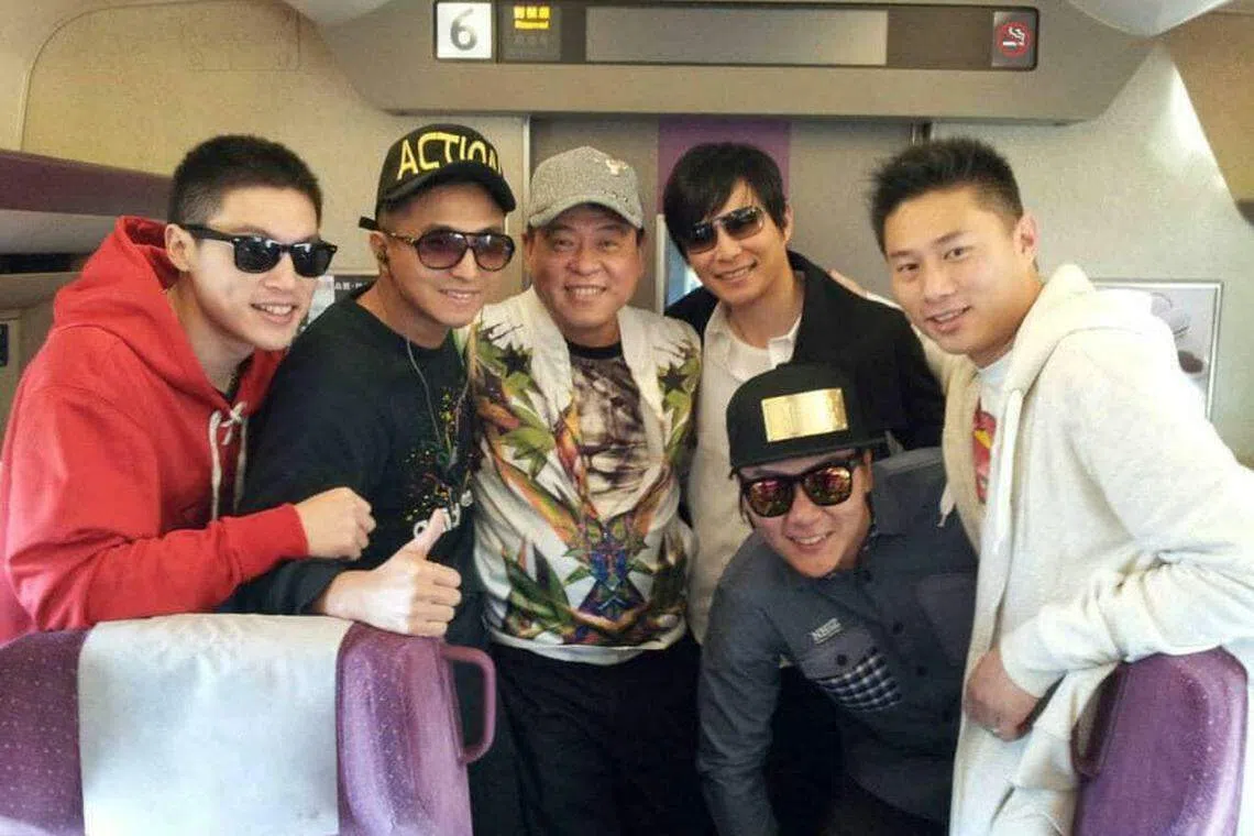 孙德荣（左三）与5566旧照。（取自“孙肿来了”脸书）